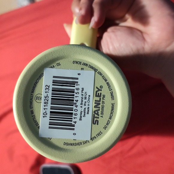 Stanley Lemon Quencher H2.0 Tumbler with Handle - Picture 4 of 5